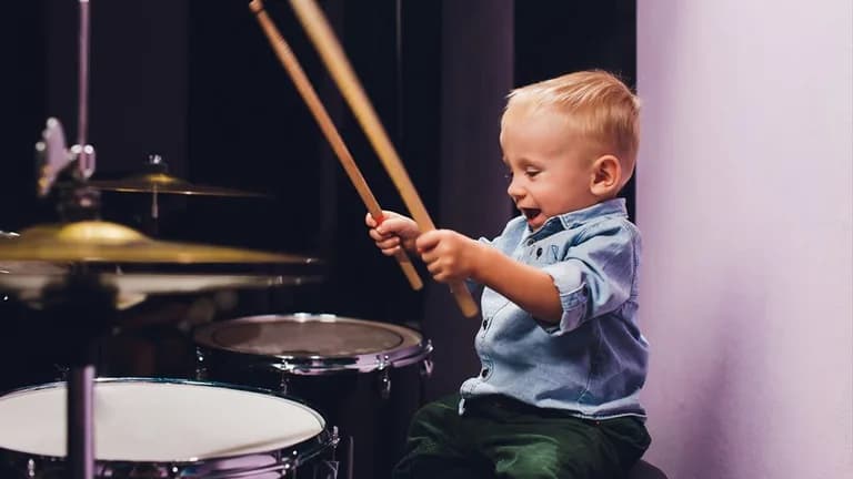 Baby Ritim dersinde minikler ritim çalışırken