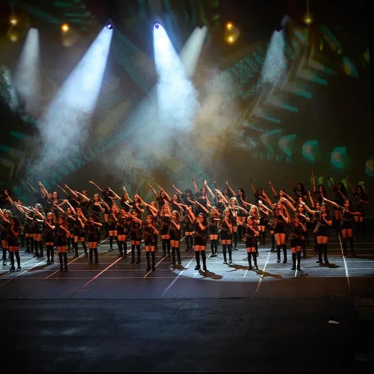 Dans gösterisinde öğrencilerin sahne performansı