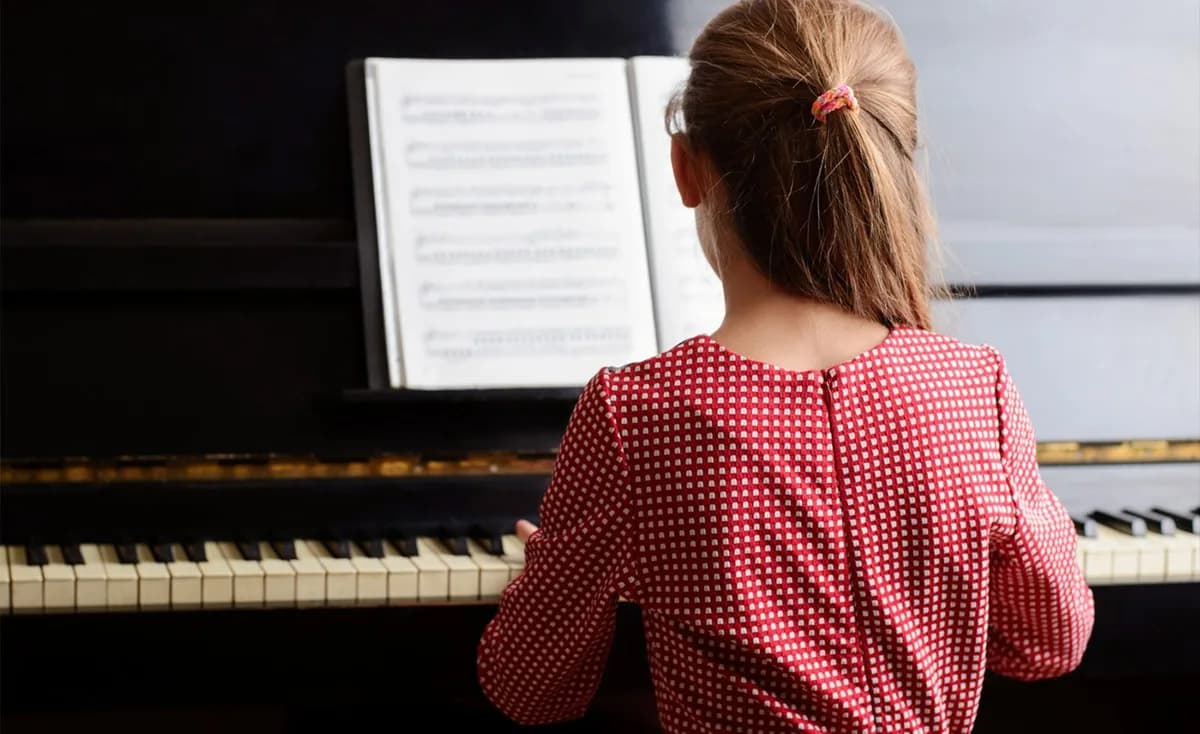 London College of Music sınavına hazırlanan öğrenci
