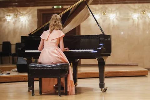 Müzik dersinde enstrüman çalışan öğrenci