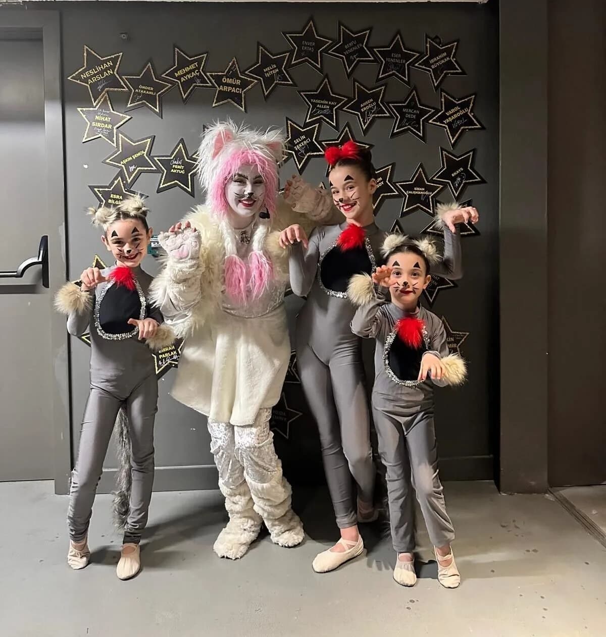 Müzikal tiyatro danslarında sahne performansı