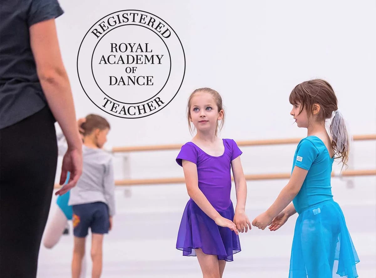 Royal Academy of Dance (RAD) bale sınavı dersinden bir kare